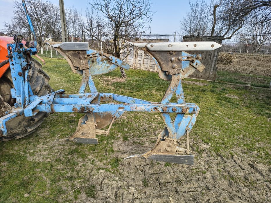 Plug reversibil cu două brazde