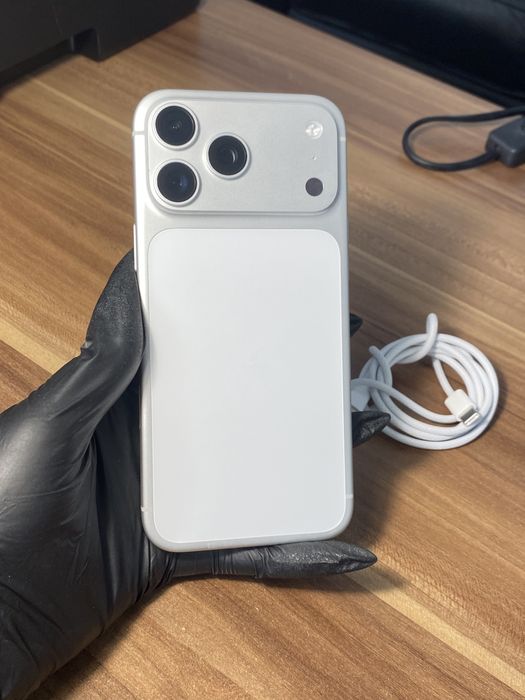 iPhone 17 Pro Max • 256 GB • Silver