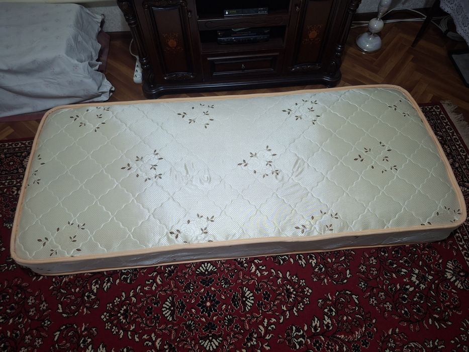Продам матрас  1.9м÷80см.