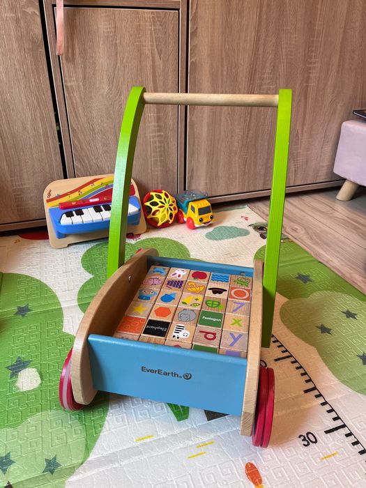 Дървена проходилка с кубчета за игра