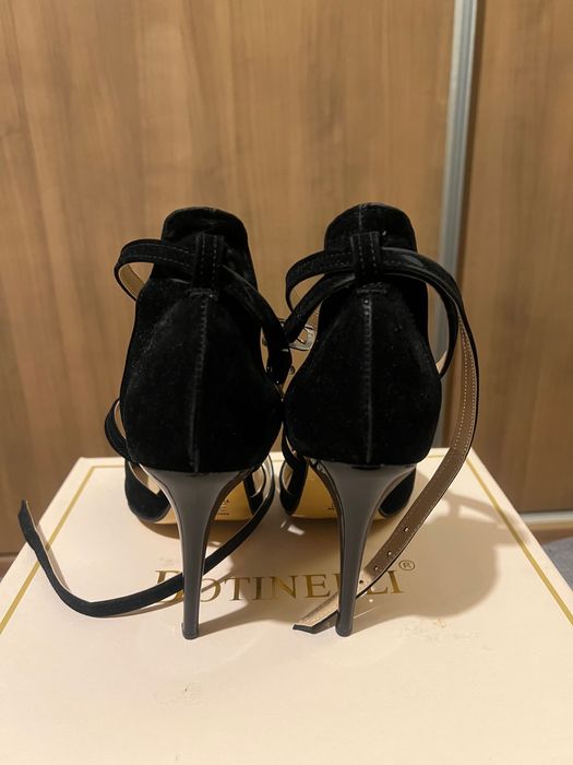 Обувки на висок ток