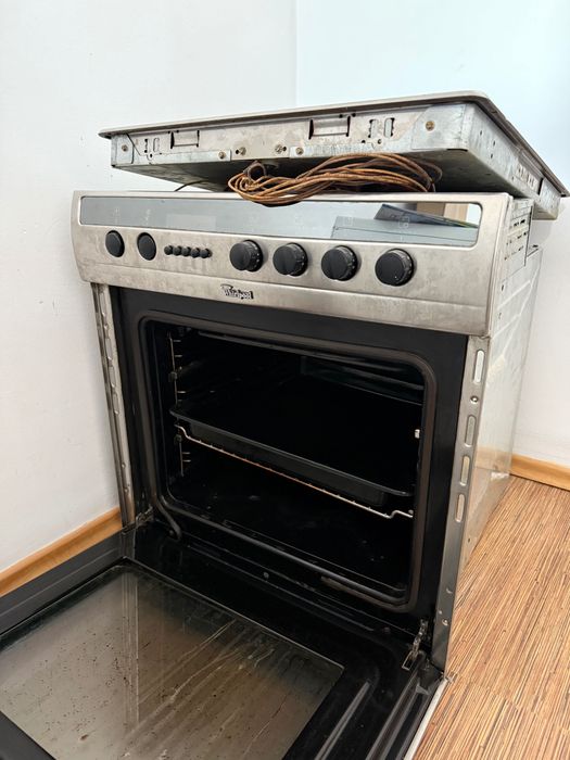 Фурна за вграждане Whirlpool с плот с 4 котлона
