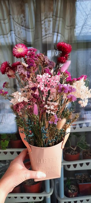 Композиция букет из живых стабилизированных цветов стоит без воды