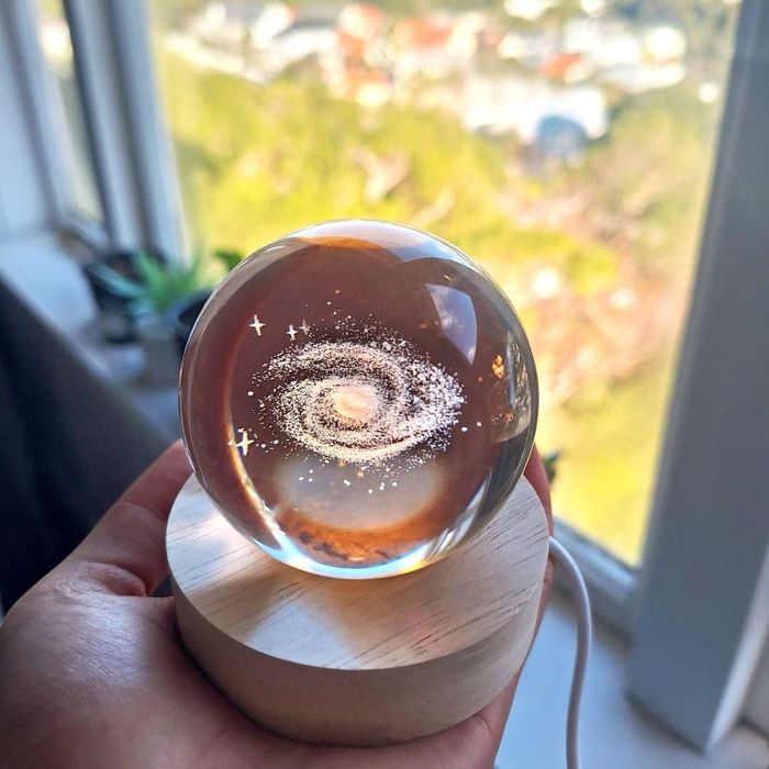 Светильник «Галактика» с теплым светом на деревянной подставке