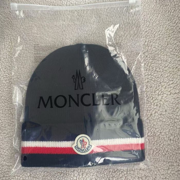 Шапка для зимы moncler
