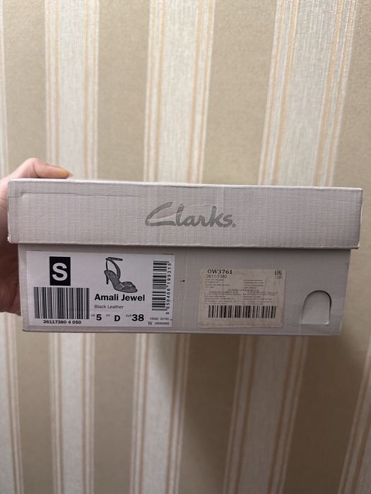 Продам кожаные босоножки Clarks