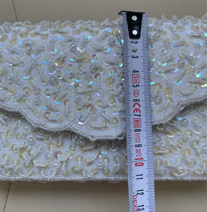 Poșeta / plic ivoire/ alb vintage  cusuta manual ca paiete si margele