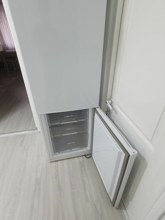 Холодильник как новый. Покупала год назад на Малике.