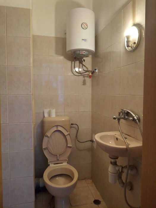 Дава се под наем Магазин в Бургас, Изгрев - 27 кв.м за 175 € - Снимка #2