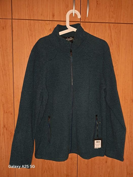 Продавам  нов суичър с цип