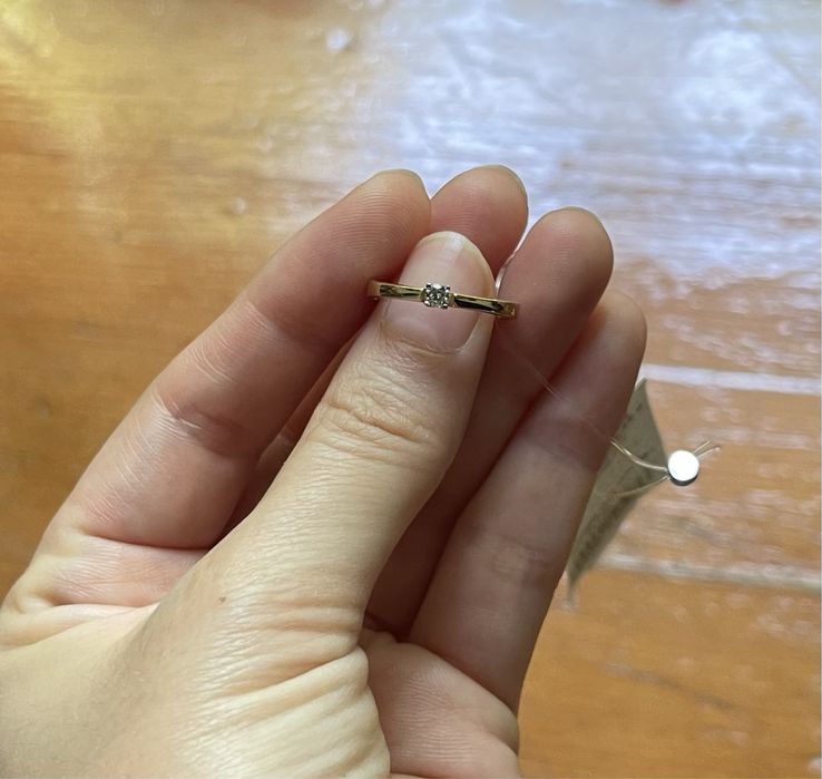 Продается новое бриллиантовое кольцо