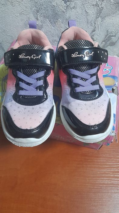 Кроссовки на девочку