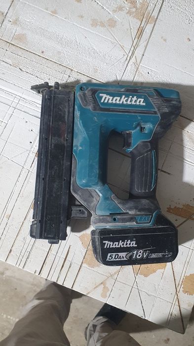 Pistol cuie Makita DFN350