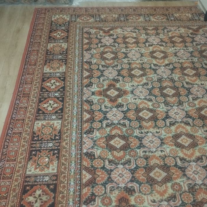 Хакикий гилам жуда кадимий Камида 60 йиллик гилам сотилади