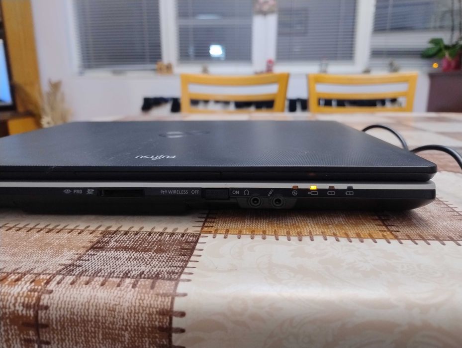 Лаптоп Fujitsu Life book S series