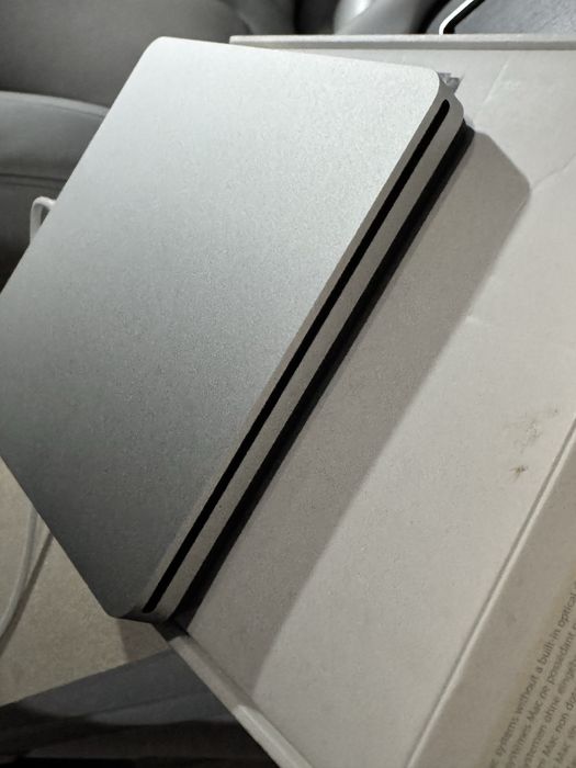 Apple USB SuperDrive — внешний привод для CD/DVD.