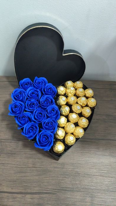 Cutie cu trandafiri și bomboane