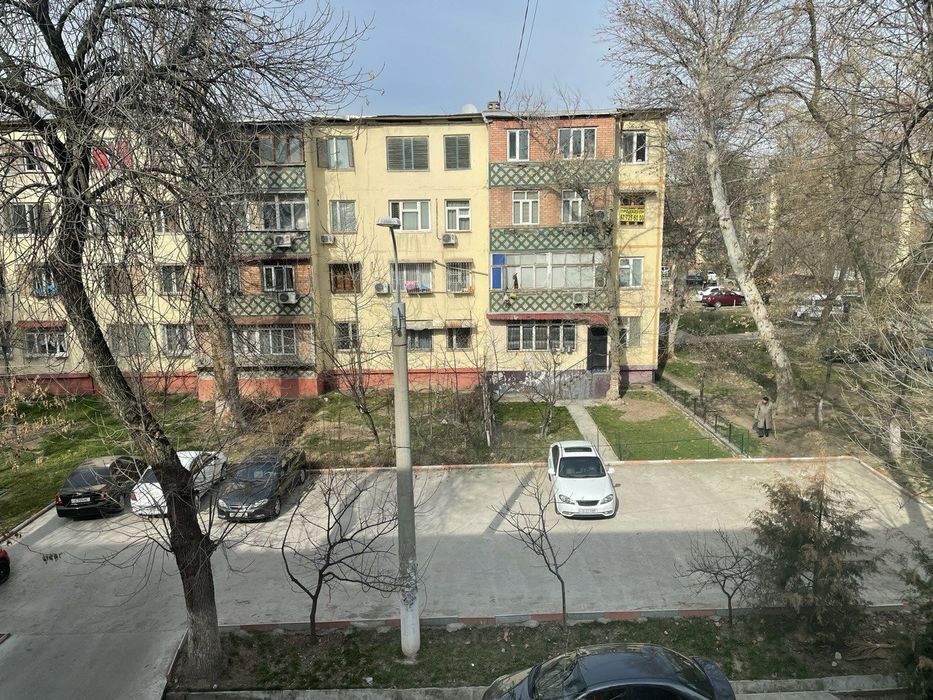 For sale: 3-room apartment, 3rd floor, 4-story building, not on the en