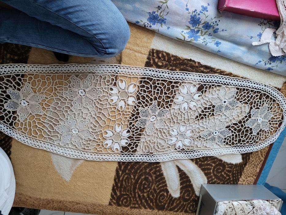 Vând fețe de masă și mileuri lucrate manual