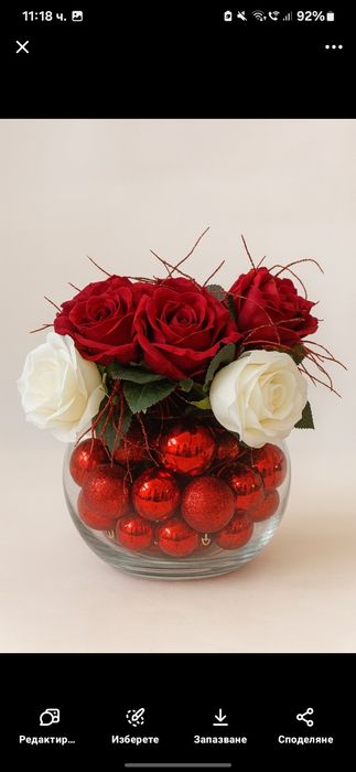 Луксозна празнична аранжировка с бели и червени рози