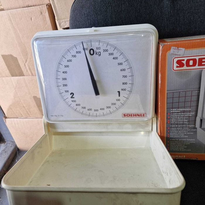 Настенные кухонные весы.