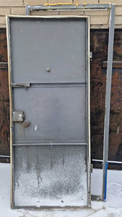 Продам железную дверь