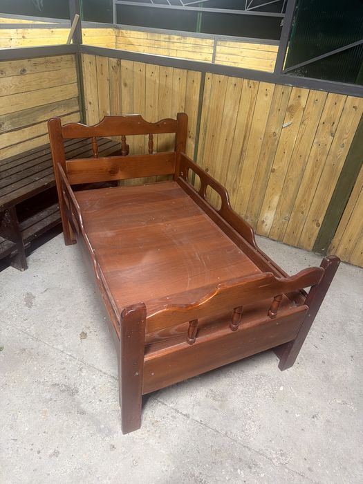 Продам кровать деревянную
