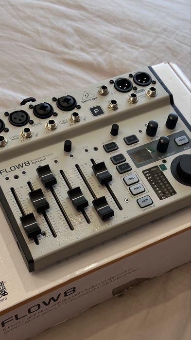 Цифровой микшерный пульт Behringer Flow8