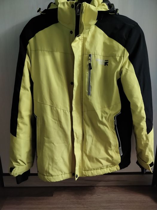 Яркая зимняя куртка