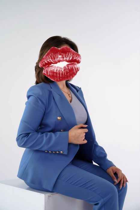 Женский костюм .