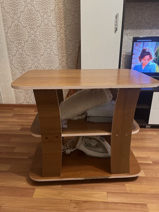 Продам стол б/у передвижной