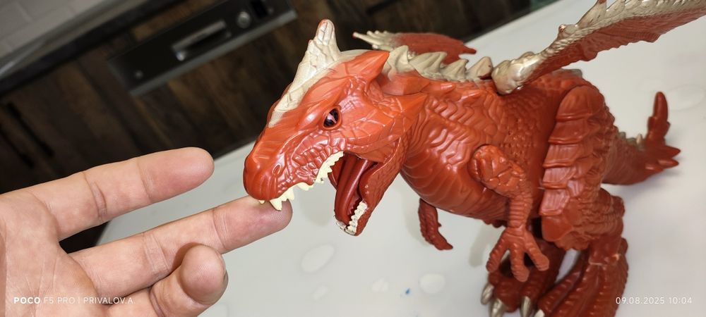 Дракон (игрушка на батарейках)