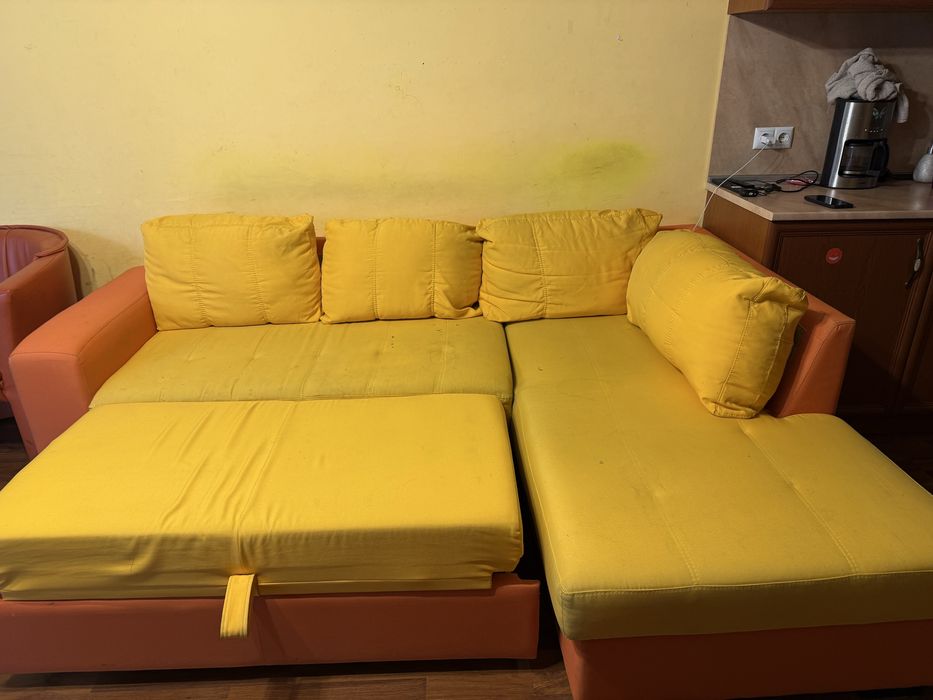 Цветен и удобен диван