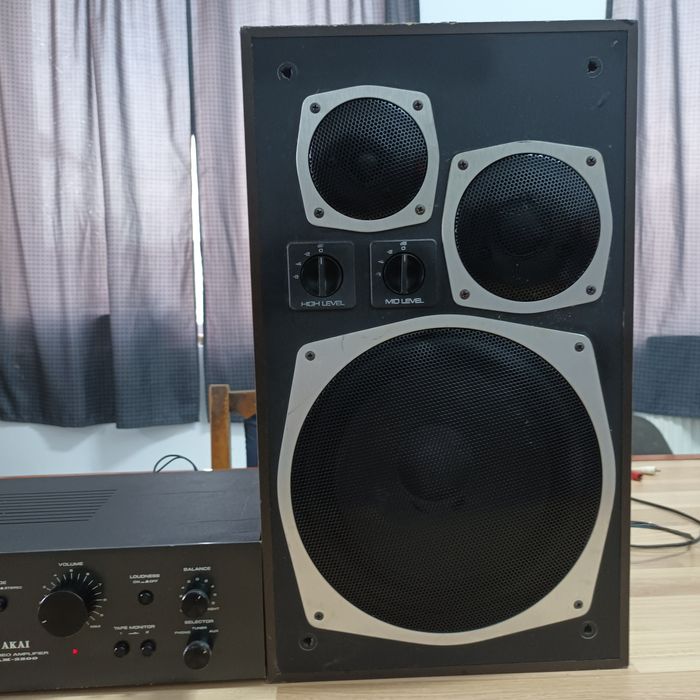 Boxe Universum LED 1500 și amplificator Akai AM 2200