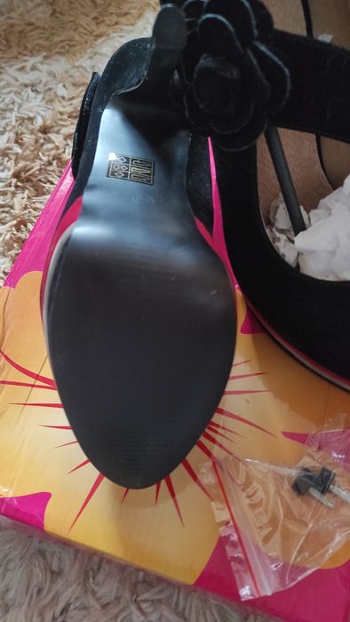 Дамски обувки на токче - чисто нови! - №39



Чисто нови!