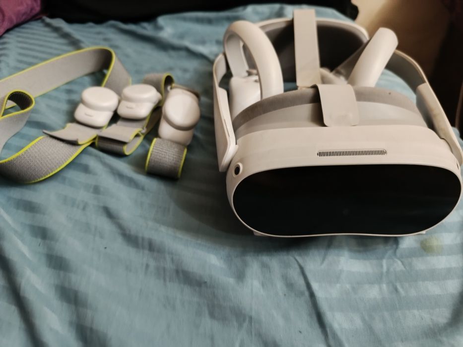 Pico 4 256GB + 3 Pico Motion Tracker 2 | VRChat Full Body