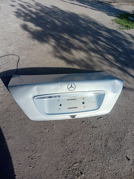 Продам крышку багажника Мерседес 220