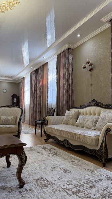 Мебель для гостиной. Диваны, стол