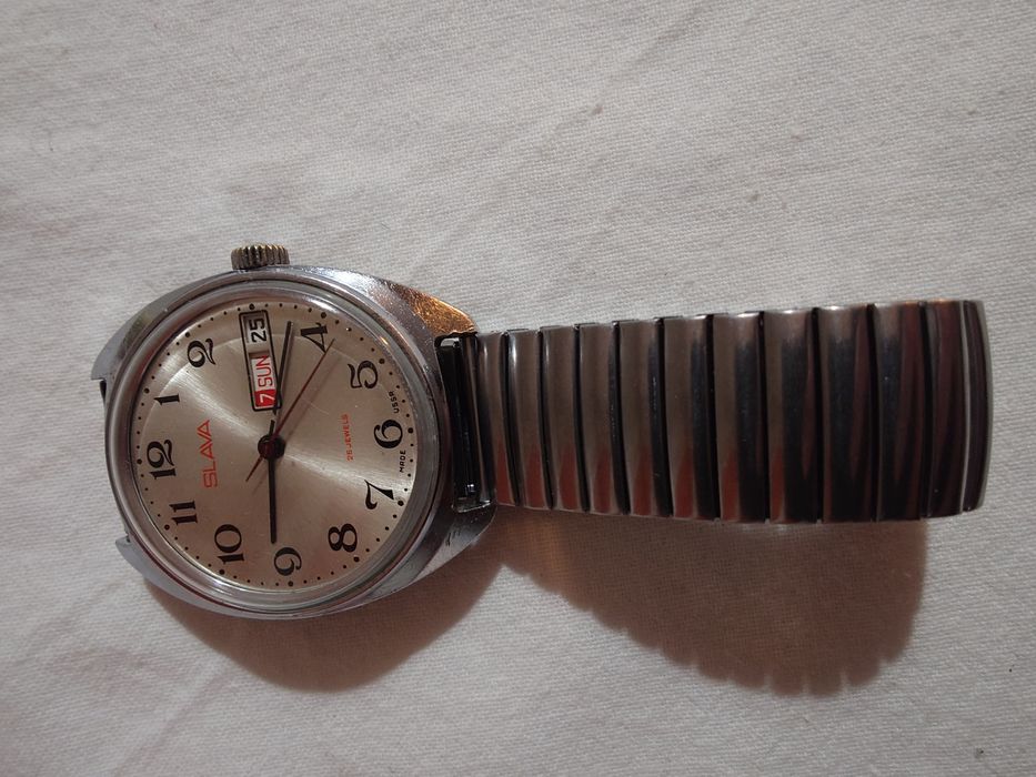 Слава с ден и дата - съветски механичен часовник , с ръчно навиване.