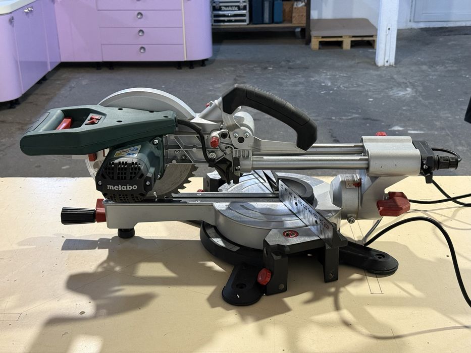 Fierăstrău circular culisant Metabo KGS 216 M