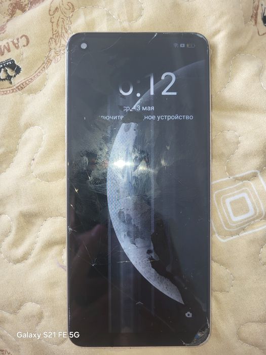 Oppo Reno 7 в оранжевом цвете.