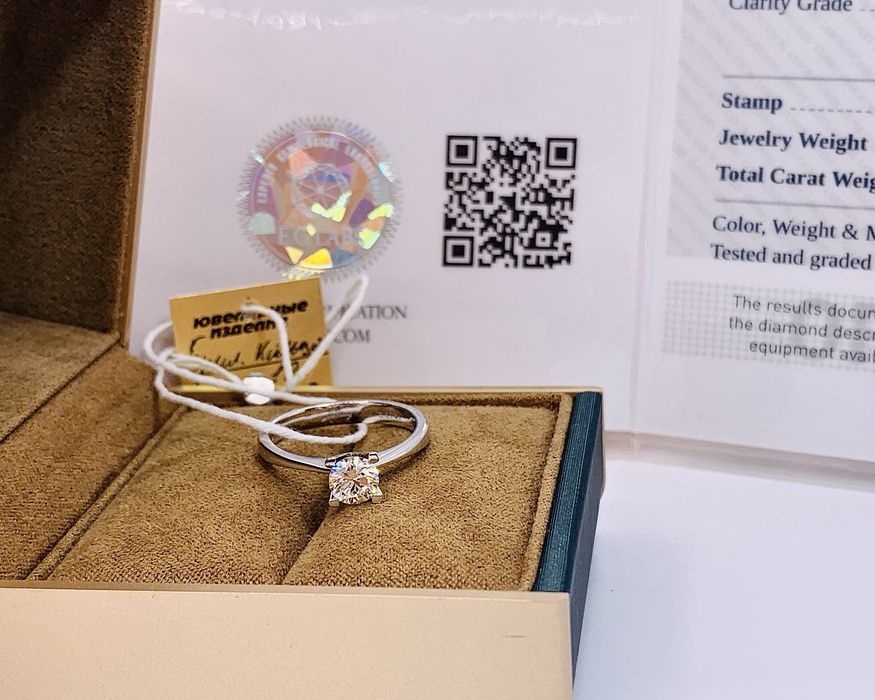 Роскошное золотое кольцо с крупным бриллиантом