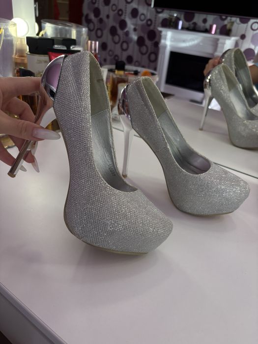 Vând pantofi cu toc