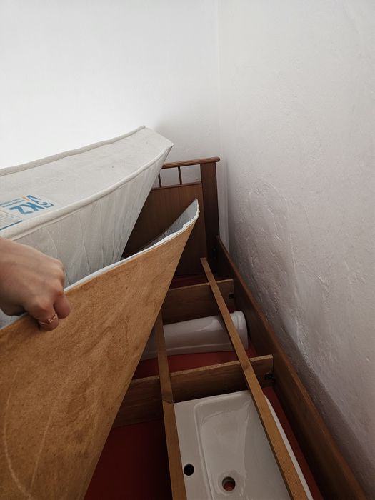 Мебель кроват с матрасом и шкаф