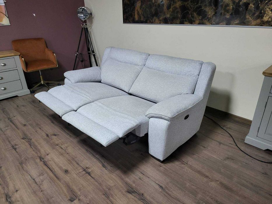 Светло сив диван от плат тройка с електрически релаксиращ механизъм