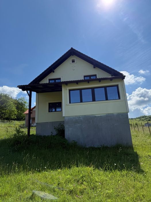 Casă individuală de vânzare – 220 mp utili, teren 400 mp