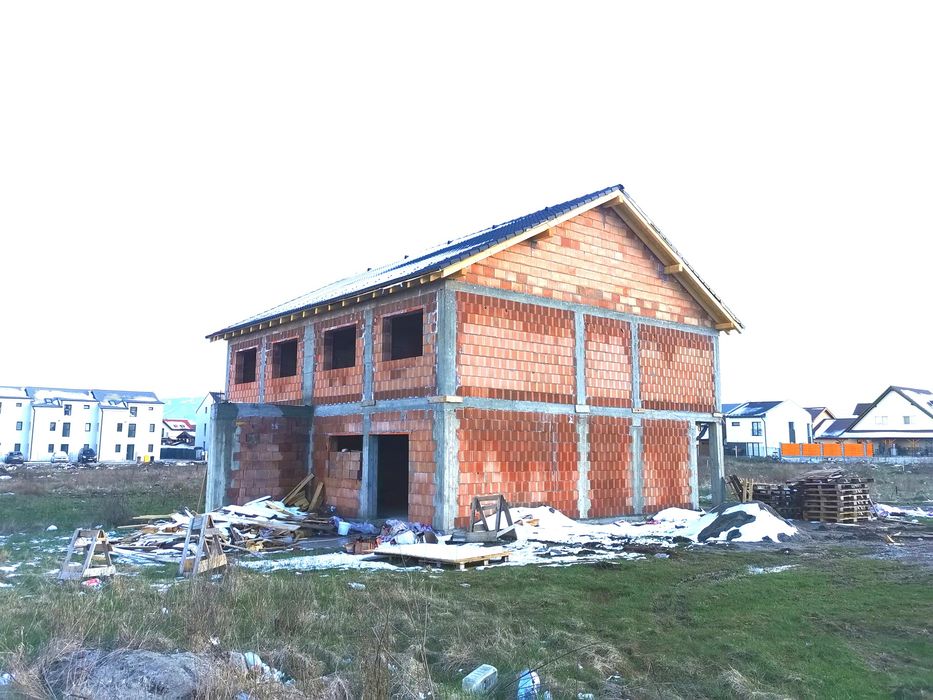 Construcții Case la roșu, Case A-frame, Acoperisuri,Zidarii, Garduri beton, Placi beton.