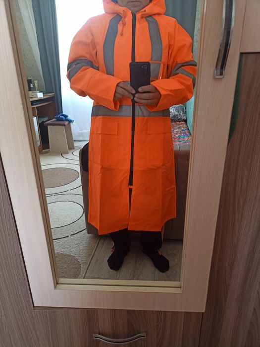 Продаю дождевои плащ новый