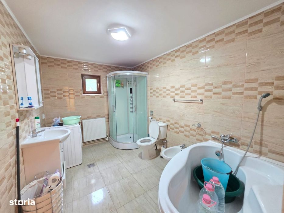 Casă în Horia de cărămidă, zonă centrală, 2.400 mp teren, 4 dormitoare