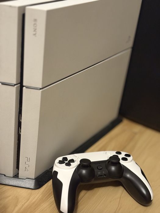 PlayStation 4 (PS4) – Alb, în stare foarte bună